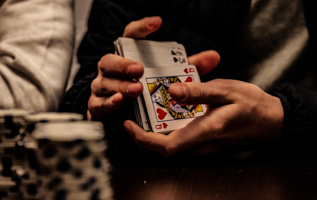 Kartu raja poker di atas meja
