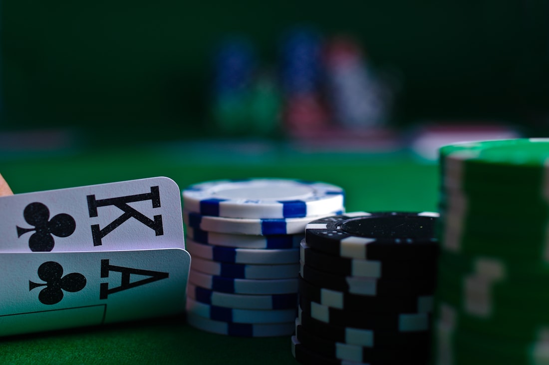 Kartu poker tersebar di atas meja permainan