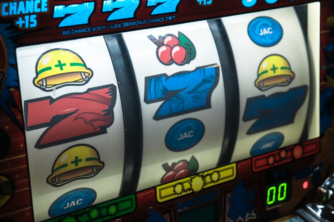 Simbol 777 pada layar mesin slot